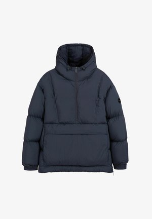 Tengerészkék puffertakaró kabát kapucnival, cipzáros elülső résszel és egy nagy elülső zsebbel. Steppelt, tartós anyagból készült, sima felülettel.