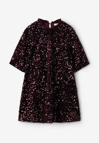 Burgunderrotes Kleid, bedeckt mit Pailletten, mit Rundhalsausschnitt, kurzen Ärmeln und einem Rückenschlitz mit Verschluss, verziert mit strukturierten, glänzenden Details.