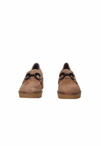 Mocassini in suede marrone con tacco spesso, caratterizzati da dettagli in catena nera sulla fascia e cuciture visibili lungo i bordi.