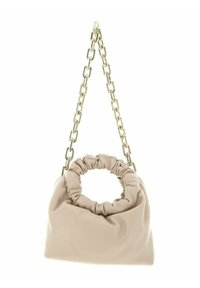 Sac à main en tissu beige au design froncé, avec une anse supérieure circulaire et une bandoulière chaîne dorée. Texture lisse et détails minimaux.
