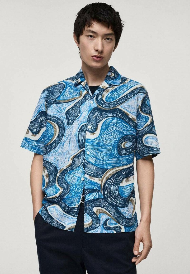 Camicia a maniche corte con bottoni, caratterizzata da un motivo astratto blu e nero, realizzata in tessuto leggero e con una vestibilità comoda.