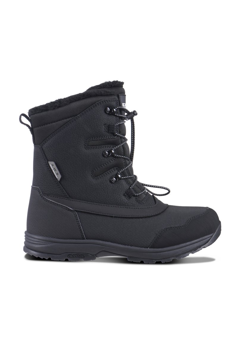 Zwarte winterboot met gestructureerde synthetische bovenkant, faux fur voering, vetersluiting en rubberen zool voor grip en duurzaamheid.