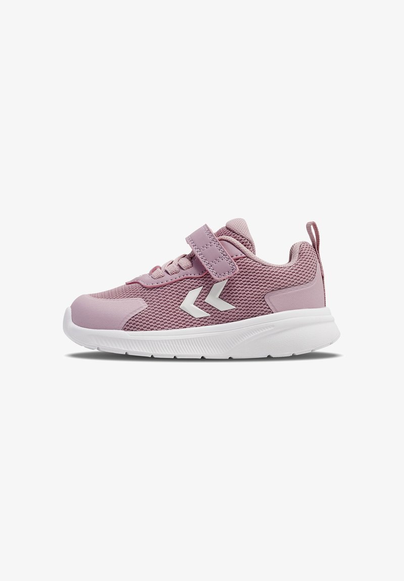 Roze sportieve schoen met bovenkant van mesh, witte zool en verstelbare klittenbandsluiting. Heeft een wit logo en textuurpatronen in de stof.