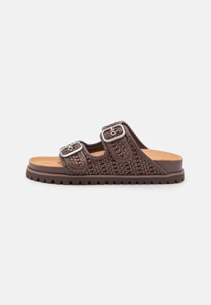 Sandalias tipo slide tejidas en marrón con dos correas ajustables con hebillas metálicas, suela texturizada y plantilla ligera.