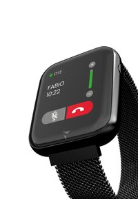 Smartwatch mit quadratischem schwarzen Touchscreen-Display, das die Uhrzeit und den Kontaktnamen anzeigt. Schwarzes Mesh-Armband mit solidem Anschluss. Abgerundete Ecken.