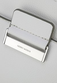Gerry Weber TALK DIFFERENT  - Taška s příčným popruhem - white