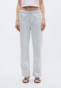 Helehallid, mugava lõikega püksid, millel on elastne vöökoht, reguleeritav nöör ja pehme tekstuur. Tasased õmblused ja sirged sääred.