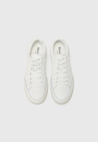 Hvite sneakers laget av lær med en glatt tekstur, med rund tå, perforerte detaljer og flat snøring. Lyseblå detaljer.