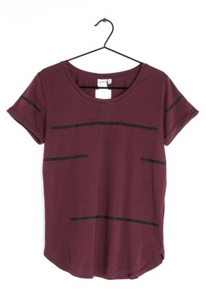 Bordeauxrode T-shirt met korte mouwen en zwarte horizontale strepen, ronde hals, opgerolde mouwen, hangend aan een zwarte metalen hanger.