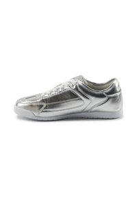 Silberner Sportschuh aus metallischem Material, mit einer runden Zehenpartie, weißen Schnürsenkeln und einer strukturierten Gummisohle für Grip und Langlebigkeit.