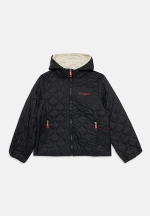 Veste matelassée noire avec capuche, fermeture éclair frontale, deux poches zippées avec tirettes rouges et logo "MAX&Co" sur la poitrine avant gauche.