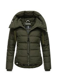 Olijfgroene pufferjack met een afneembare capuchon, ritssluiting, geribde manchetten en voorzakken. Kenmerkt horizontale gestikte panelen en een merketiket.