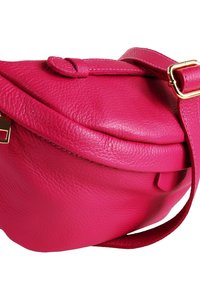 Roze leren crossbodytas met een afgerond ontwerp, afgewerkt met een klep, voorzien van een gouden gesp en een textuur oppervlak. Inclusief riem.