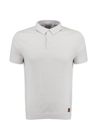 Koszulka polo z krótkim rękawem w jasnoszarym kolorze, wykonana z gładkiej bawełny, z prążkowanym kołnierzykiem i mankietami; posiada małą brązową naszywkę z logo na dolnym brzegu.