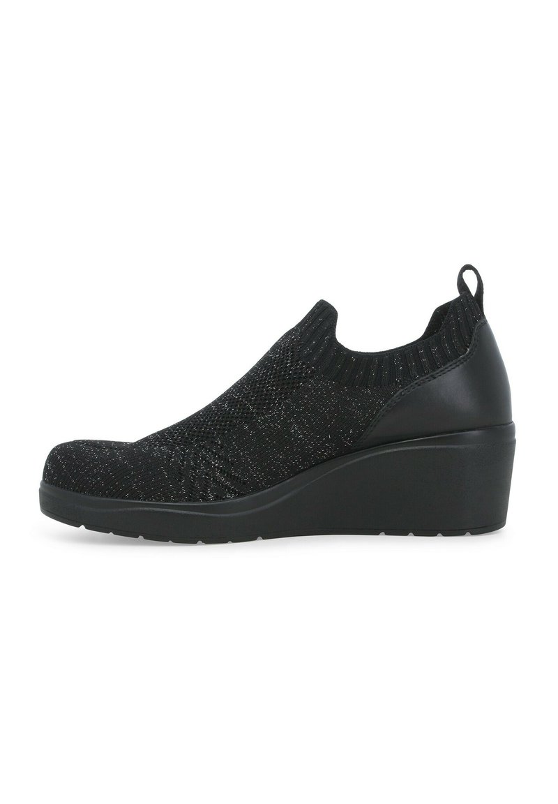 Sneakers a zeppa nera con una tomaia in maglia testurizzata e eleganti dettagli in pelle. Presentano un tirante per un facile indossamento e una suola ammortizzata.