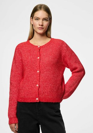 Gebreide rode cardigan met een gestructureerd patroon, ronde halslijn en parelknoopjes aan de voorkant. Lange mouwen met geribbelde manchetten.