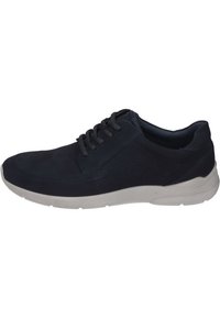 Sneaker in suede blu navy con pannello laterale perforato, design con lacci, colletto imbottito e suola in gomma bianca.
