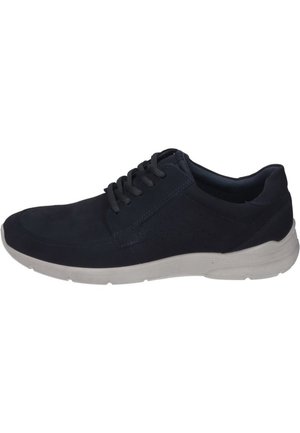Sneaker in suede blu navy con pannello laterale perforato, design con lacci, colletto imbottito e suola in gomma bianca.