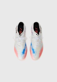 Weiße Sportschuhe mit strukturiertem Obermaterial, das ein Farbverlaufmuster in Blau und Pink aufweist. Die Schnürsenkel sind weiß, mit einer schwarzen Innensohle und einem Logo.