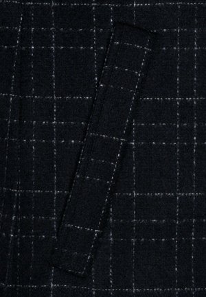 Ciemny materiał z wzorem kraty w biały deseń, o teksturowanej powierzchni i jednym bokiem z detalem w formie klapy.