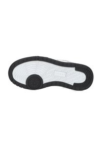 Witte sneakerzool met een gestructureerd ontwerp, voorzien van een zwarte rubberen rand en een circulair logo-detail bij de hiel.