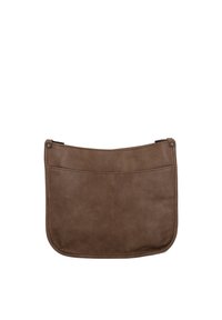 Brun læder skuldertaske med en glat overflade, buet topkant og en frontlomme. Udstyret med metal detaljer på siderne.