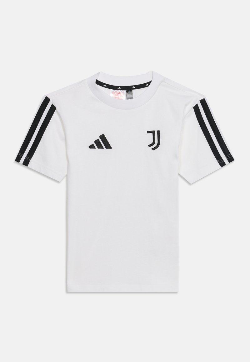 Λευκό αθλητικό μπλουζάκι Adidas με κοντά μανίκια, μαύρο σχέδιο με τρεις ρίγες στα μανίκια και το λογότυπο της ποδοσφαιρικής ομάδας Γιουβέντους στο στήθος.
