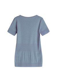 Svetlomodrý pletený sveter s krátkym rukávom, ktorý má textúrovaný vzor a ribbed lem. Má okrúhly výstrih a voľný strih.