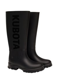 Bottes de pluie en caoutchouc noir avec une finition mate, dotées d'un large tige, d'une semelle épaisse et de "KUBOTA" embossé en lettres en gras sur le côté.