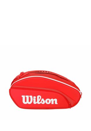 Borsa sportiva rossa Wilson con logo bianco e cerniera, progettata per trasportare l'attrezzatura da tennis o sport.