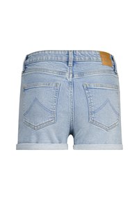 Vaaleansiniset farkkushortsit, joissa on käännetty helma. Niissä on kaksi takataskua, joissa on koristeompelua, sekä vaaleanruskea nahkainen merkkilappu vyötäröllä.