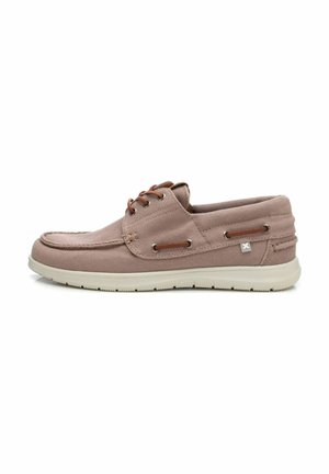 Zapatos de barco de tela rosa claro con cordones marrones, suela de goma y detalles plateados. Textura suave y diseño bajo para mayor comodidad.