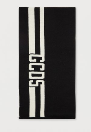 Svart stickad scarf med vita ränder och djärv text i mitten. Tyget har en slät yta och rena kanter.