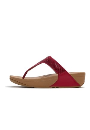Rode teenslipper met een getextureerde bovenband en een lichtbruine sleehakzool, van opzij gezien tegen een witte achtergrond.