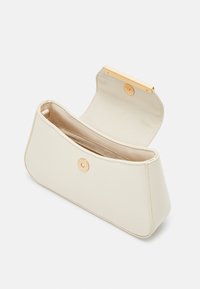 Kremowa kopertówka o strukturalnym designie, z złotym metalowym zapięciem i gładką fakturą. Wnętrze wyłożone jest miękkim materiałem.