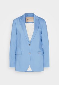 Světle modrý blejzr vyrobený z hladkého materiálu, s jednoradovým zapínáním, dvěma předními kapsami a lesklými stříbrnými knoflíky.Podšívkový interiér.