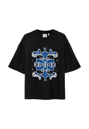 Czarny bawełniany t-shirt z centralnym abstrakcyjnym wzorem w niebieskim i białym kolorze, o luźnym, swobodnym kroju i krótkich rękawach.
