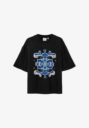 Czarny bawełniany t-shirt z centralnym abstrakcyjnym wzorem w niebieskim i białym kolorze, o luźnym, swobodnym kroju i krótkich rękawach.