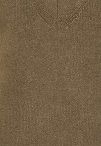 Pulôver castanho de malha com decote em V. A textura é suave e o tecido parece macio com um leve brilho. Distribuição de cor uniforme em toda a peça.