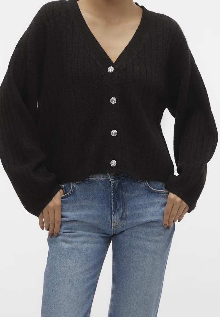 Černý pletený cardigan s výstřihem do V, žebrovanou strukturou a oversized rukávy. Obsahuje pět dekorativních knoflíků s květinovým vzorem.