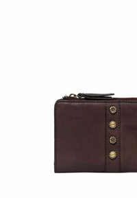 Cartera de cuero marrón con cierre de cremallera, que presenta tres remaches decorativos de latón y un acento de costura vertical. Textura suave.