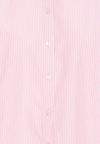 Svetlo roza srajca z gumbi, ki ima fine vertikalne črte v beli in modri barvi. Narejena iz gladkega materiala z okroglimi belimi gumbi.