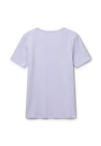 Camiseta corta de manga corta de color púrpura claro con cuello redondo, vista desde la parte de atrás sobre un fondo blanco.