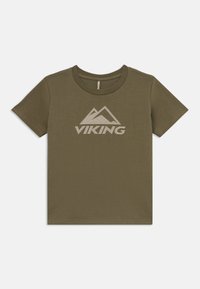 Olīvu zaļš kokvilnas T-krekls ar īsām piedurknēm, ar balto svītroto kalnu grafiku un vārdu "VIKING" zem tā.