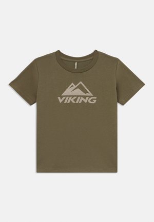 Olivově zelené bavlněné tričko s krátkým rukávem, se světlým proužkovým grafickým motivem hory a nápisem "VIKING" tištěným pod ním.