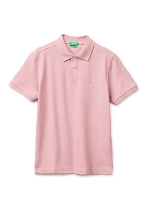 Polo de manga corta color rosa claro con cuello, tapeta de dos botones y pequeño logo bordado en el pecho izquierdo.
