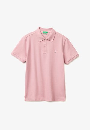 Polo de manga corta color rosa claro con cuello, tapeta de dos botones y pequeño logo bordado en el pecho izquierdo.