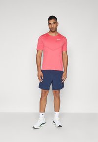 Nike Performance RISE - Camiseta deportiva - aster pink/reflective silver