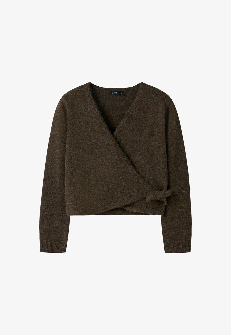 Pull cache-cœur en maille marron duveteuse avec manches longues, fermeture à nouer sur le côté, longueur courte et encolure en V.