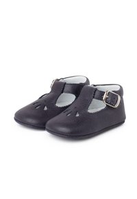 Scarpe in pelle blu scuro con dettagli a intaglio, cinturino regolabile con fibbia e morbida fodera interna. Punta arrotondata e tacco basso.